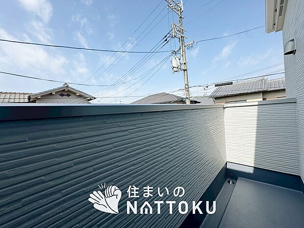 【バルコニー】奥行きが広く、洗濯物をゆったりと干せる十分な広さで、家族の洗濯も捗ります。