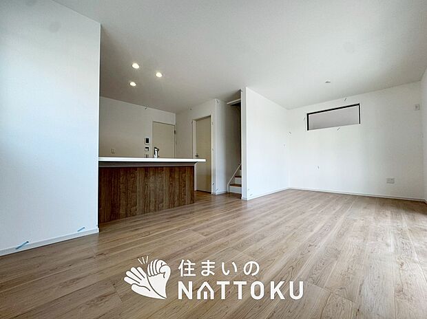 【現地写真(リビング)】フローリング材には、木目、色調など木材特有の風合いがあり、ナチュラルな美しさになっています。