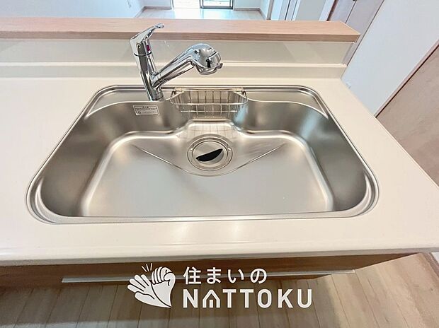 【浄水器内臓ハンドシャワー付シンク】広々とした凸型シンクに洗剤ポケットを標準装備。すっきり収納できます。
また、蛇口の先端に浄水器を内蔵しているため場所をとりません。