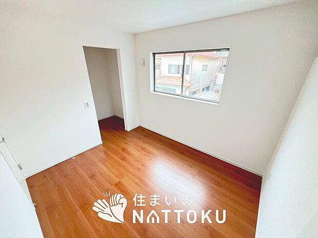 【現地写真(洋室)】木目の美しさを際立たせるシンプルデザインの建具を使用しています。