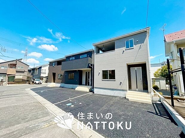 【現地写真(街並み)】雨で汚れを落とし、耐久性・耐候性に優れた外壁を使用しています。