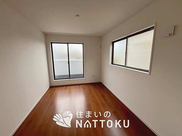 【現地写真(洋室)】木目の美しさを際立たせるシンプルデザインの建具を使用しています。