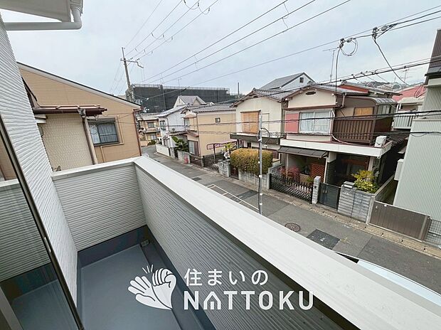 【バルコニー】奥行きが広く、洗濯物をゆったりと干せる十分な広さで、家族の洗濯も捗ります。