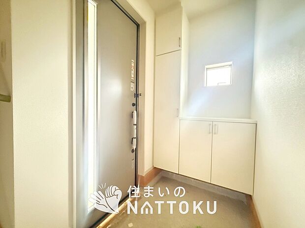 【現地写真(玄関)】玄関には、大型のシューズ収納を設置しています。