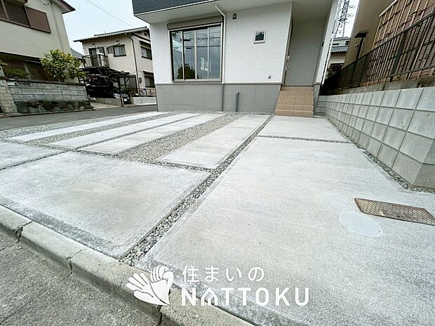 【現地写真(駐車場)】駐車スペースが広く、運転が苦手な方も安心です。