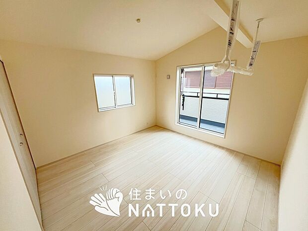 【現地写真(寝室)】木目の美しさを際立たせるシンプルデザインの建具を使用しています。