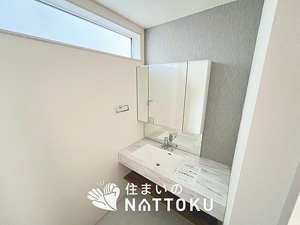 【洗面台・洗面所】鏡の両サイドは、必要なものを取出しやすく、大きな鏡面で朝の準備も快適。
使いやすいリフトアップ機能付きのシングルレバーシャワー水栓付です。