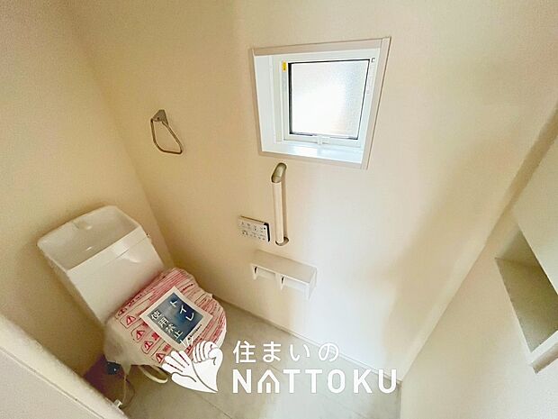 【トイレ】汚れてもサッとひと拭きでお手入れ簡単、エコ仕様の温水洗浄便座付きのトイレです。
バリアフリーにも配慮しています。