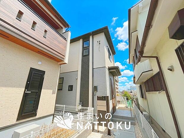 【現地写真(外観)【2号地】】軽くて火災に強い屋根材を採用し、地震時の建物への負担や揺れを軽減しています。