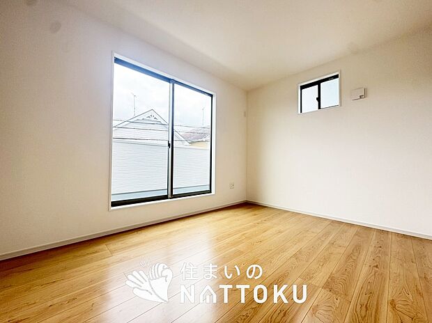 【現地写真(寝室)】木目の美しさを際立たせるシンプルデザインの建具を使用しています。