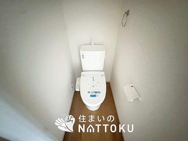 【トイレ】汚れてもサッとひと拭きでお手入れ簡単、エコ仕様の温水洗浄便座付きのトイレです。
バリアフリーにも配慮しています。

