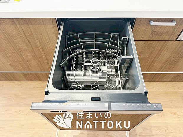 【食器洗い乾燥機】食後の時間にゆとりを与えてくれる食器洗い乾燥機。
操作ボタンも上面にあるので、腰をかがめずに操作ができラクラクです。