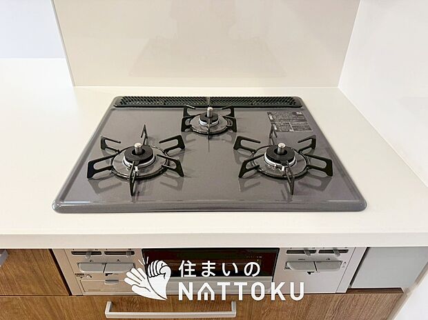 【ビルトインコンロ】フラットな構造で清掃性が高く、過熱防止センサー付3口タイプで日頃の家事も快適です。