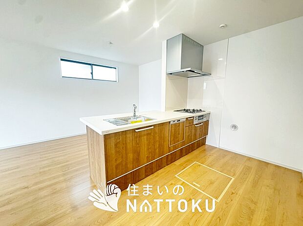 【現地写真(キッチン)】収納たっぷりのシステムキッチン、浄水器付水栓を標準装備しています。