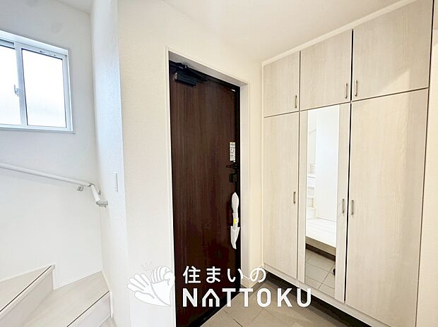 【現地写真(玄関)】玄関には、大型のシューズ収納を設置しています。