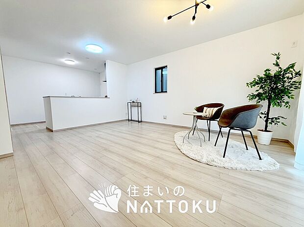 【現地写真(リビング)】フローリング材には、木目、色調など木材特有の風合いがあり、ナチュラルな美しさになっています。