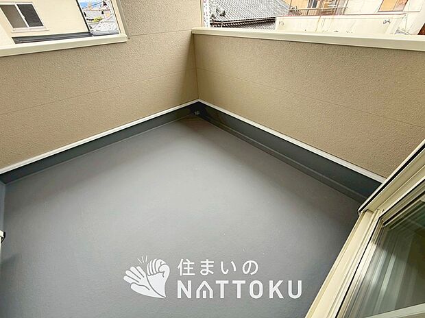 【バルコニー】奥行きが広く、洗濯物をゆったりと干せる十分な広さで、家族の洗濯も捗ります。