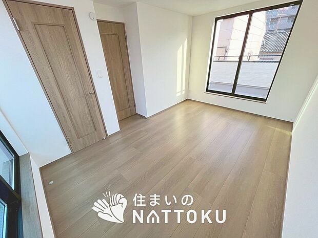 【現地写真(寝室)】木目の美しさを際立たせるシンプルデザインの建具を使用しています。