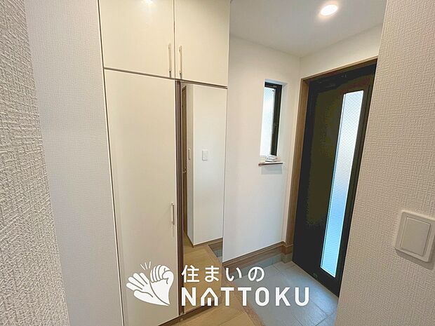 【現地写真(玄関)】玄関には、大型のシューズ収納を設置しています。