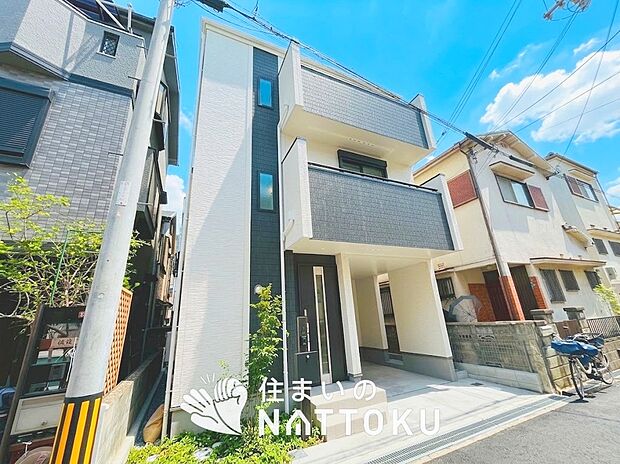 【現地写真(外観)】雨で汚れを落とし、耐久性・耐候性に優れた外壁を使用しています。