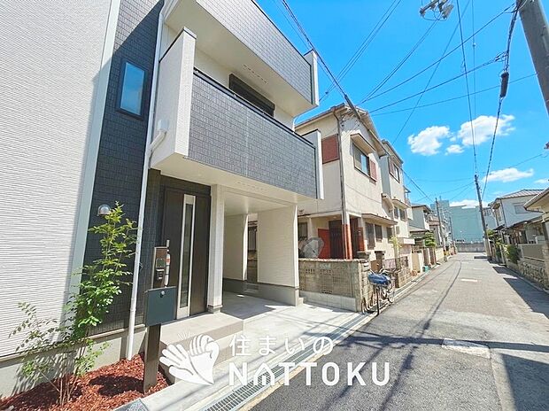 【現地写真(前道含む外観)】健康被害に配慮したもっとも安全性の高い建材を採用し、シックハウス対策をしております。