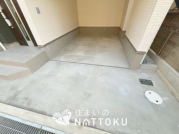 【現地写真(駐車場)】駐車スペースが広く、運転が苦手な方も安心です。