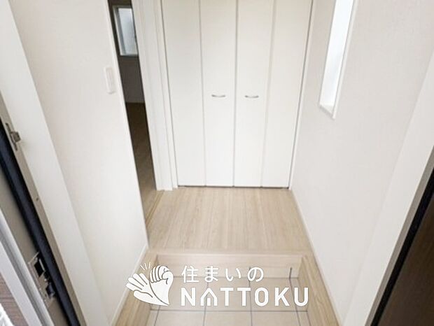 【現地写真(玄関)】玄関には、大型のシューズ収納を設置しています。