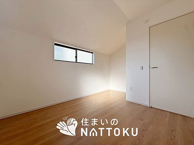 【現地写真(洋室)】木目の美しさを際立たせるシンプルデザインの建具を使用しています。