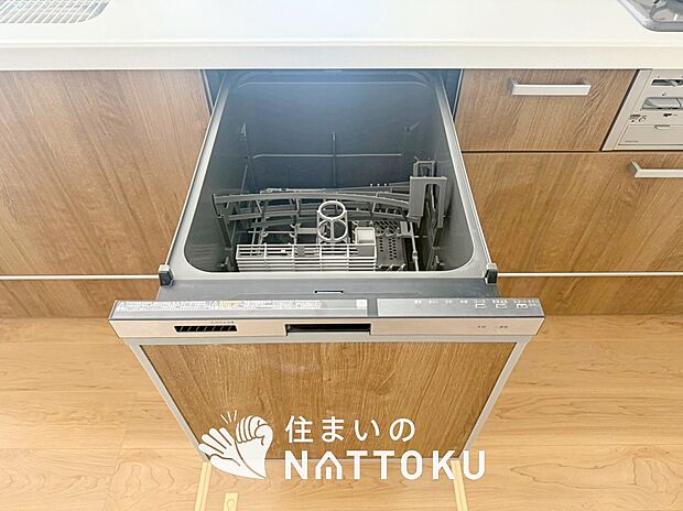 【食器洗い乾燥機】食後の時間にゆとりを与えてくれる食器洗い乾燥機。
操作ボタンも上面にあるので、腰をかがめずに操作ができラクラクです。