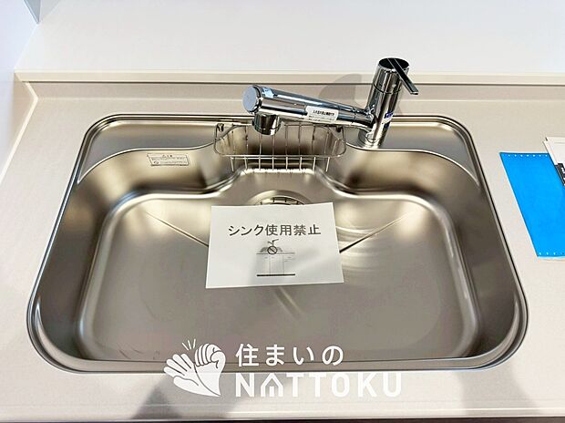 【浄水器内臓型ハンドシャワー付シンク】傷や汚れが付きにくい静音仕様の全面エンボス加工シンク。
また、蛇口の先端に浄水器を内蔵。浄水シャワーが使える毎分4リットルのたっぷり浄水。