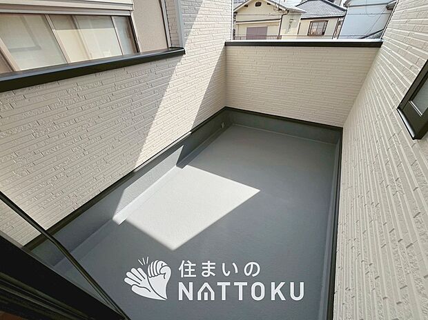 【バルコニー】奥行きが広く、洗濯物をゆったりと干せる十分な広さで、家族の洗濯も捗ります。