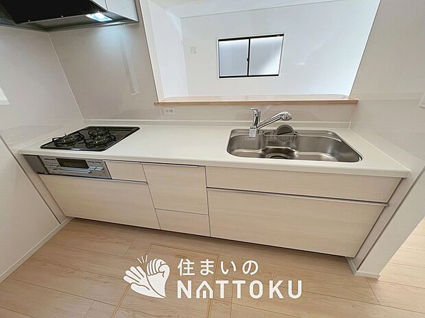 【現地写真（キッチン）】収納たっぷりのシステムキッチン、浄水器付水栓を標準装備しています。