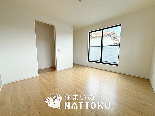 【現地写真(寝室)】木目の美しさを際立たせるシンプルデザインの建具を使用しています。