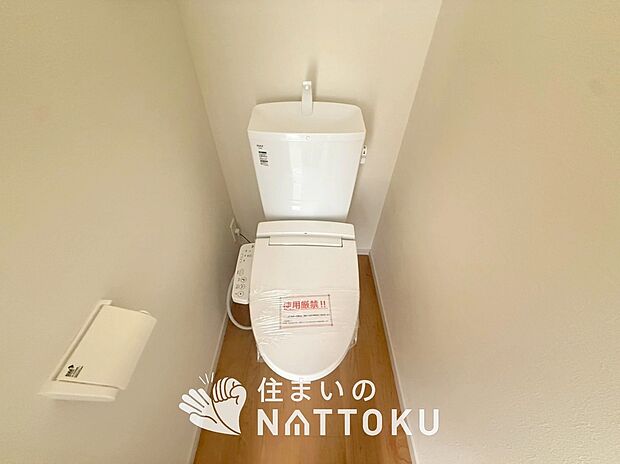 【トイレ 】汚れてもサッとひと拭きでお手入れ簡単、エコ仕様の温水洗浄便座付きのトイレです。
バリアフリーにも配慮しています。