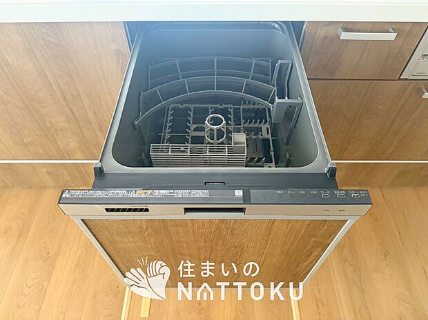 【食器洗い乾燥機】食後の時間にゆとりを与えてくれる食器洗い乾燥機。
操作ボタンも上面にあるので、腰をかがめずに操作ができラクラクです。