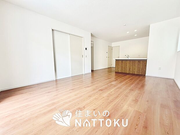 【現地写真(リビング)】フローリング材には、木目、色調など木材特有の風合いがあり、ナチュラルな美しさになっています。