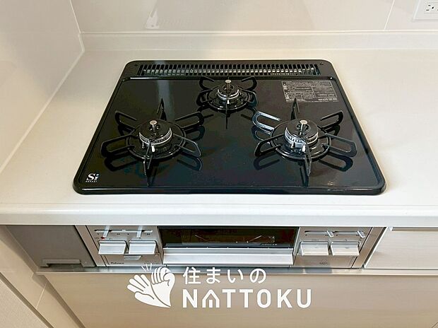 【ビルトインコンロ】フラットな構造で清掃性が高く、過熱防止センサー付3口タイプで日頃の家事も快適です。