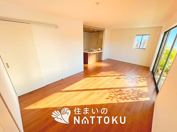 【現地写真(リビング)】フローリング材には、木目、色調など木材特有の風合いがあり、ナチュラルな美しさになっています。