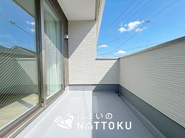 【バルコニー】奥行きが広く、洗濯物をゆったりと干せる十分な広さで、家族の洗濯も捗ります。