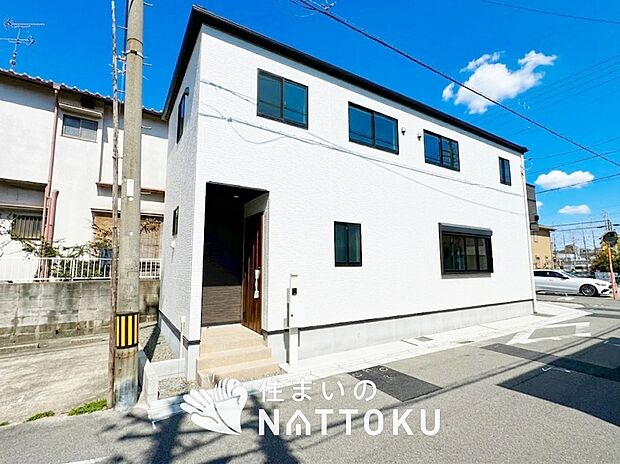 【現地写真(前道含む外観)】断熱性、気密性を高める工夫で一年中ずっと心地よく暮らせる、高気密・高断熱です。