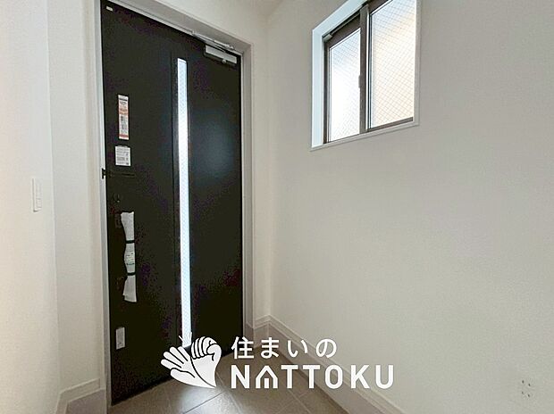 【現地写真(玄関)】玄関には、大型のシューズ収納を設置しています。