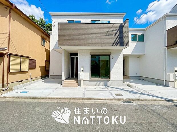 【現地写真(外観)【1号地】】軽くて火災に強い屋根材を採用し、地震時の建物への負担や揺れを軽減しています。