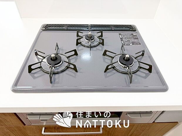 【ビルトインコンロ】フラットな構造で清掃性が高く、過熱防止センサー付3口タイプで日頃の家事も快適です。