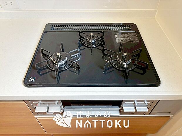 【ビルトインコンロ】フラットな構造で清掃性が高く、過熱防止センサー付3口タイプで日頃の家事も快適です。