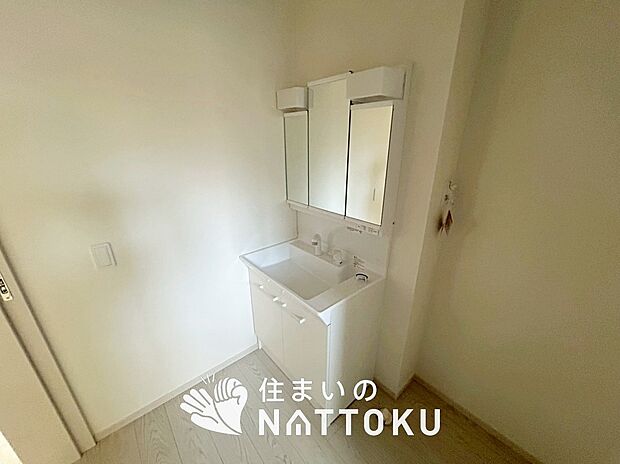 【洗面台・洗面所】鏡の両サイドは、必要なものを取出しやすく、大きな鏡面で朝の準備も快適。
使いやすいリフトアップ機能付きのシングルレバーシャワー水栓付です。