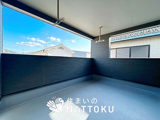 【バルコニー】奥行きが広く、洗濯物をゆったりと干せる十分な広さで、家族の洗濯も捗ります。