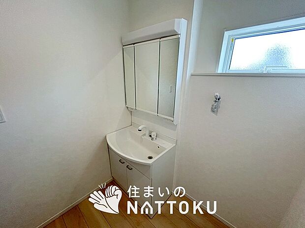 【洗面台・洗面所】鏡の両サイドは、必要なものを取出しやすく、大きな鏡面で朝の準備も快適。
使いやすいリフトアップ機能付きのシングルレバーシャワー水栓付です。