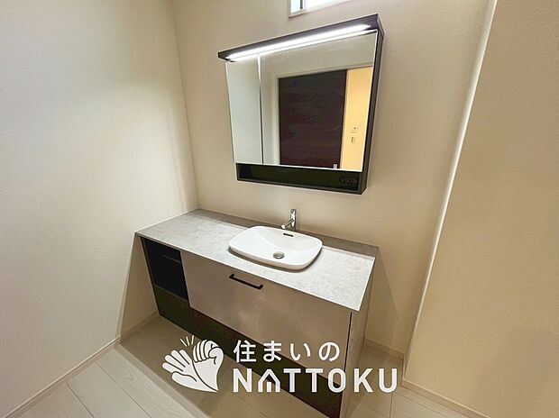 【洗面台・洗面所】鏡の両サイドは、必要なものを取出しやすく、大きな鏡面で朝の準備も快適。
使いやすいリフトアップ機能付きのシングルレバーシャワー水栓付です。