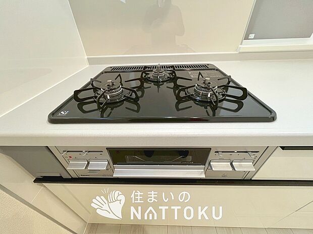 【ビルトインコンロ】フラットな構造で清掃性が高く、過熱防止センサー付3口タイプで日頃の家事も快適です。