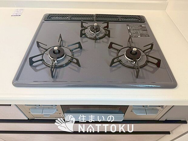 【ビルトインコンロ】フラットな構造で清掃性が高く、過熱防止センサー付3口タイプで日頃の家事も快適です。